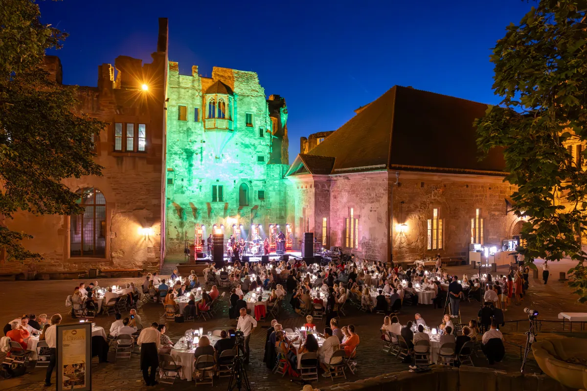 Ein Erlebnis: Ein Sommerkonzertabend im historischen Schlosshof (© HDSRE)