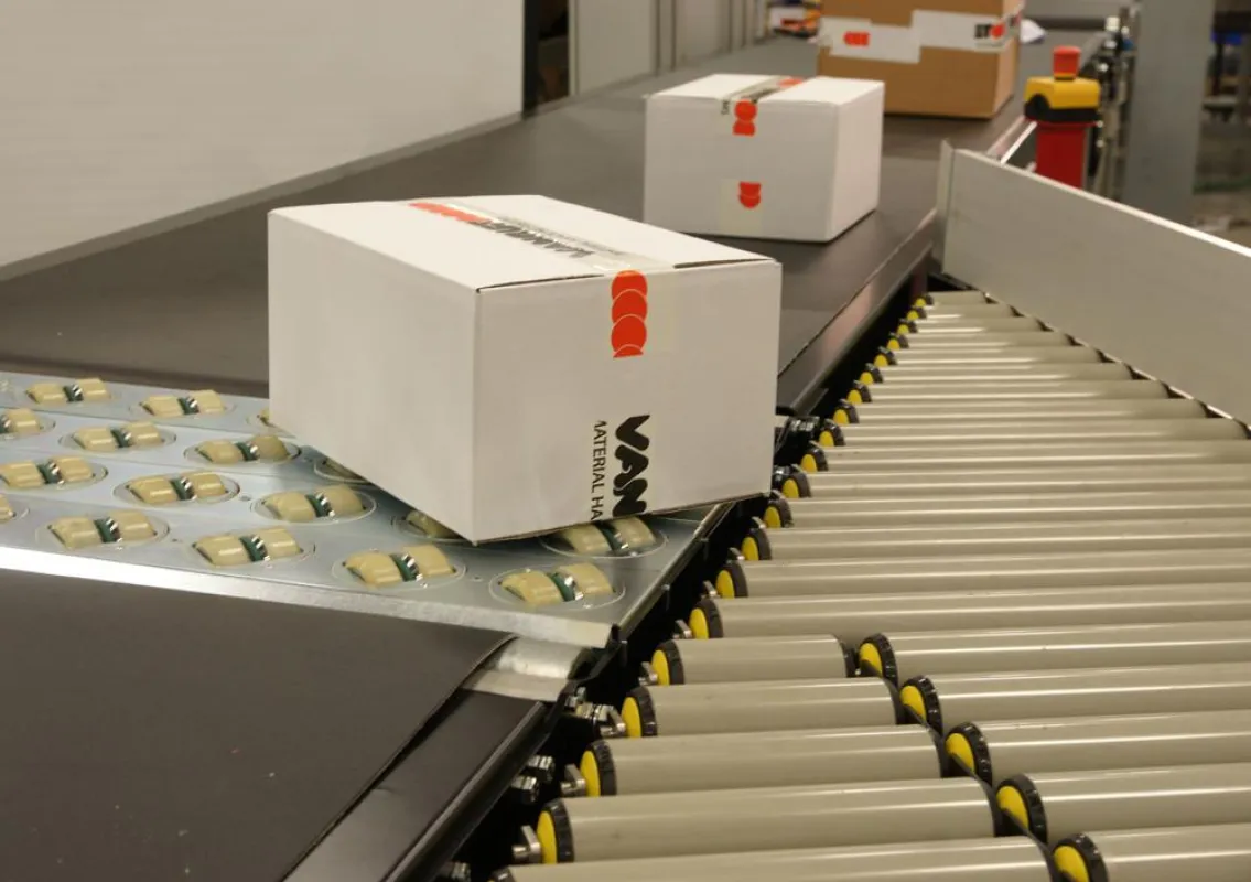 Flexibel und schnell: Der IQ-Grid sortiert bis zu 6.000 Produkte pro Stunde, die Förderrichtung wird