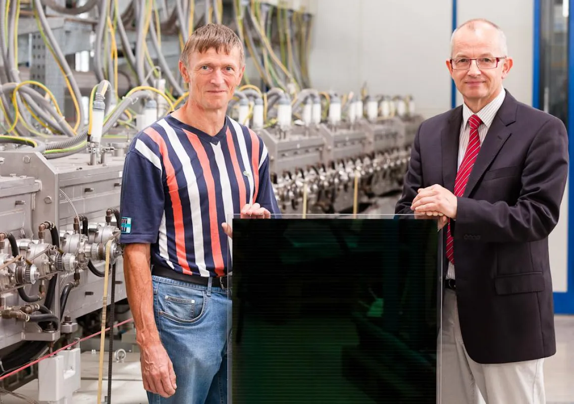Von links: Hr. Dr. Ölting (CRD) & Hr. Kreft (CTO) mit einem neuen ATF-75 Modul. Copyright: Antec Solar GmbH