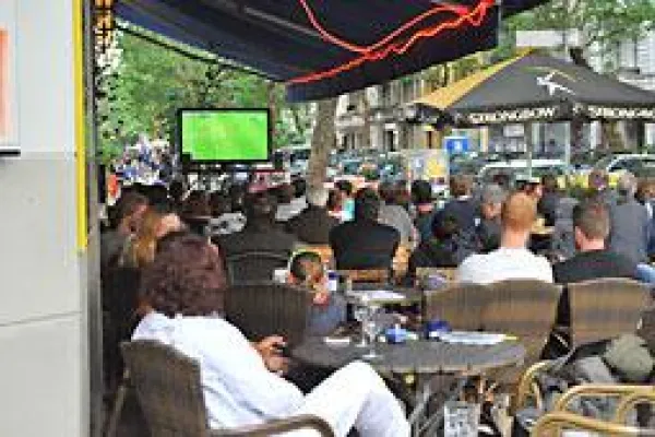 Bild: WM 2014 Public viewing & Panini Tauschbörse in Berlin Kreuzberg im Café Rizz