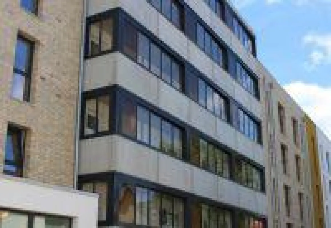 Die Laubengangverglasung Access überzeugt mit einem modernen Erscheinungsbild. Foto: Balco Balkonkonstruktionen GmbHtruktion