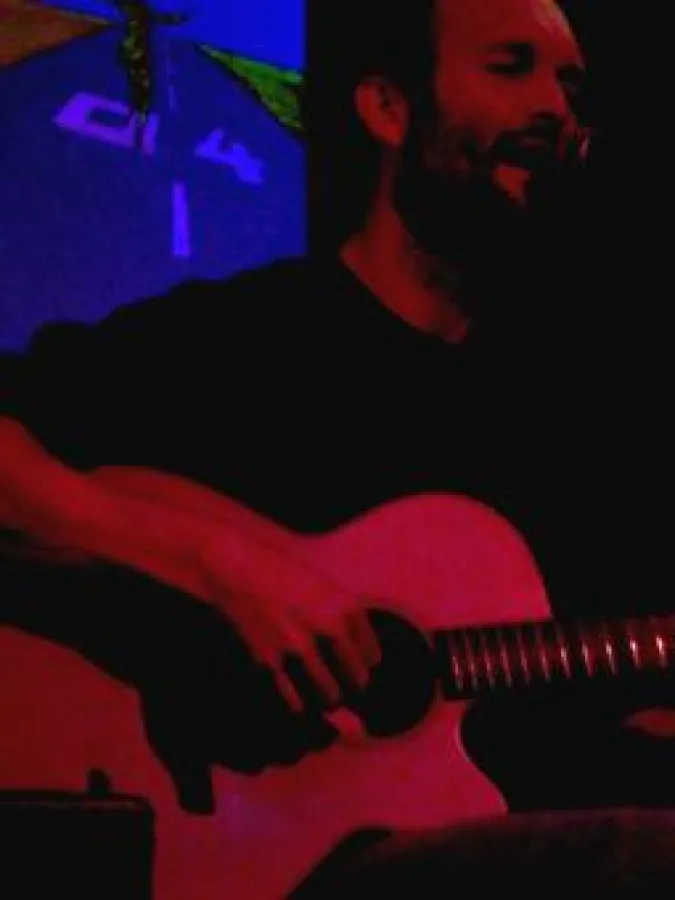 Live überzeugt Lucas Hull mit einfühlsamer und energiegeladener Performance.