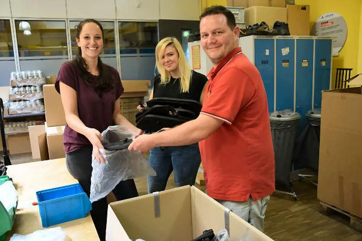 (v. li.) Verena Störkle und Celine Müller mit Werkstattmitarbeiter Alexander Haisch.