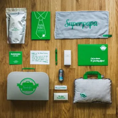 Der Papakoffer – die Kliniktasche für den Mann. Oder: Das Geschenk für Männer, die Väter werden Bild: Der Papakoffer – die Kliniktasche für den Mann. Oder: Das Geschenk für Männer, die Väter werden