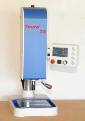Bild: Innovation mit Servomotor - Tauro vermeidet Werkzeugbruch bei drehmomentüberwachter Gewindebearbeitung