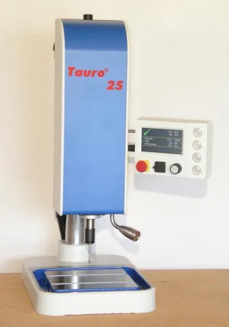 Bild: Innovation mit Servomotor - Tauro vermeidet Werkzeugbruch bei drehmomentüberwachter Gewindebearbeitung