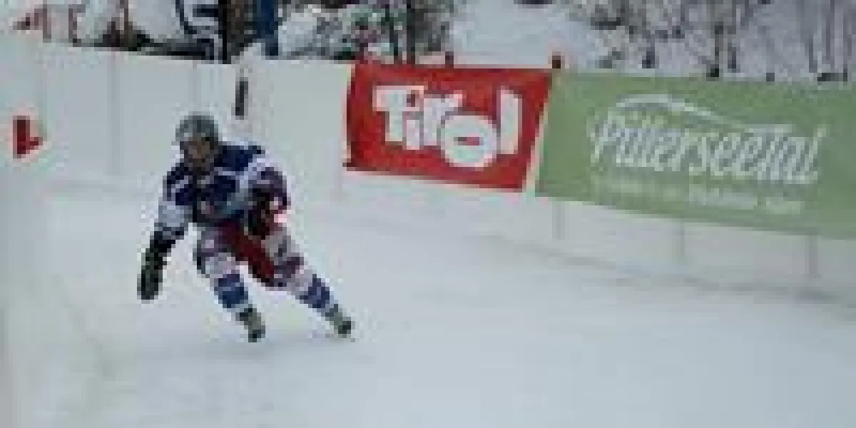 Der Weltmeister höchstpersönlich testete die Eisbahn von Waiding. Foto: PIllerseetal/abdruck honorarfrei