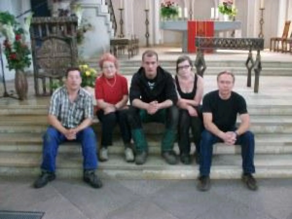 Mitarbeitende der Berliner Zwölf-Apostel-Kirchhöfe schmückten fürs Regenbogenfonds-Stadtfest