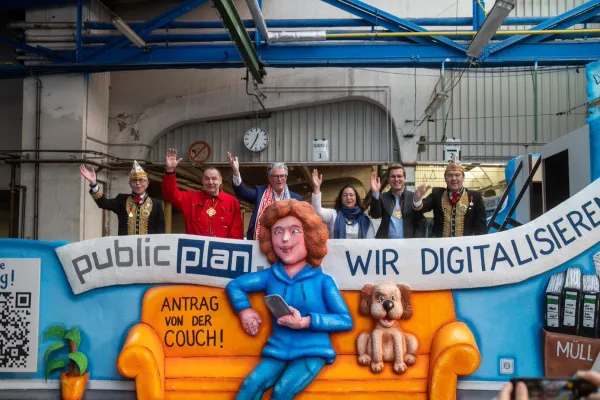 Bild: Publicplan goes public: Erstmals Mottowagen zur Verwaltungsdigitalisierung des Softwareunternehmens publicplan