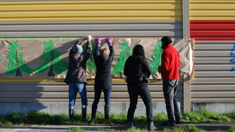Lärmschutzwand mit Nazi-Schmierereien wurde „begrünt“ Bild: Lärmschutzwand mit Nazi-Schmierereien wurde „begrünt“