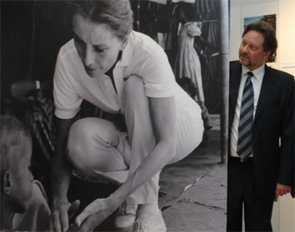 Foto: Audrey Hepburn als UNICEF-Sonderbotschafterin, Sean H. Ferrer blickt auf seine Mutter / Copyright: DB/Reiche