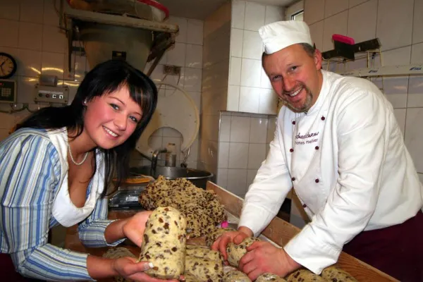 Backen des Riesenstollens läuft auf Hochtouren - Fast 100 Bäckereien und Konditoreien beteiligt Bild: Backen des Riesenstollens läuft auf Hochtouren - Fast 100 Bäckereien und Konditoreien beteiligt