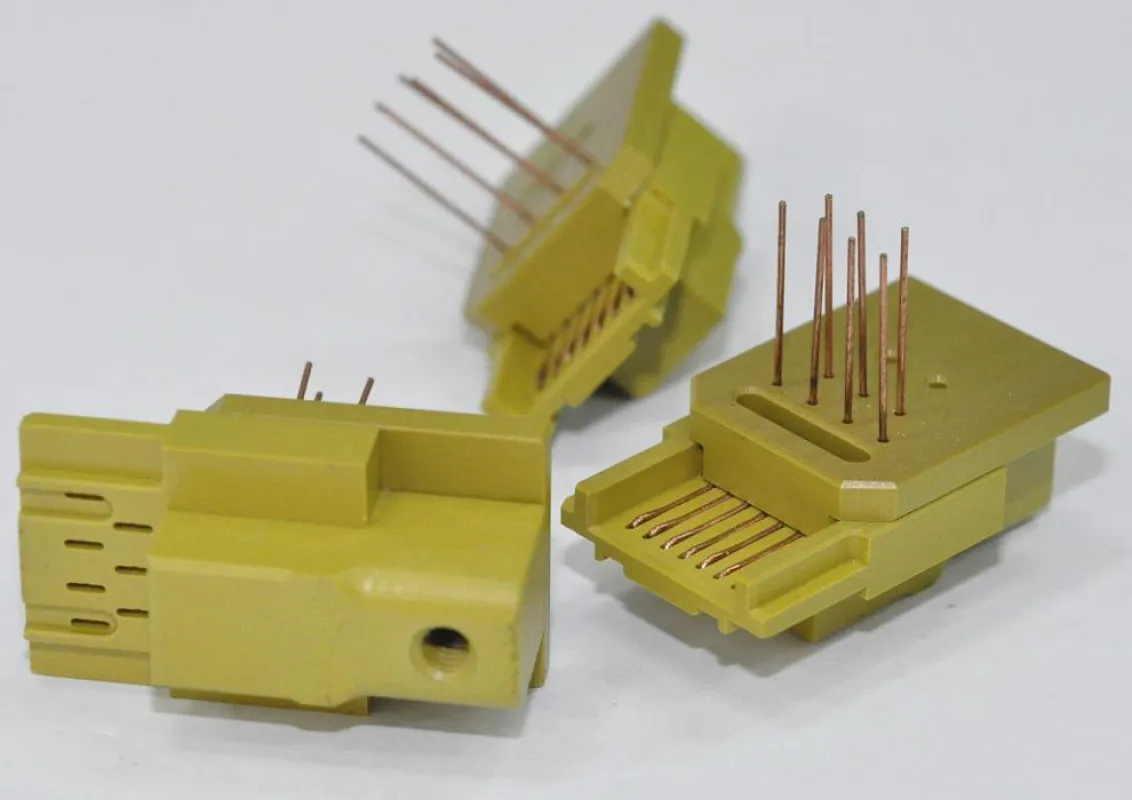 Kontaktierstecker zum Testen von eSATA-Schnittstellen