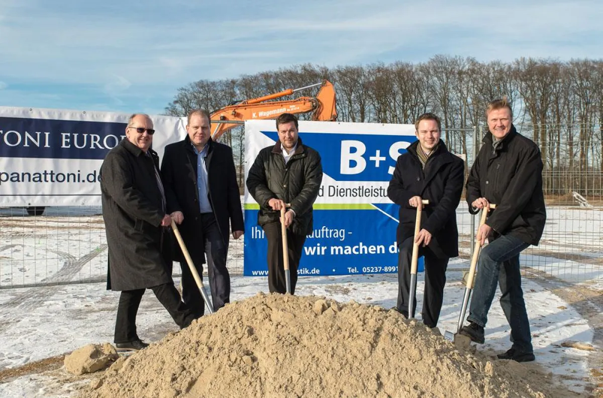 Mit dem Spatenstich startete der Bau des neuen Logistikkomplexes von B+S offiziell. (Foto: B+S)
