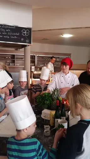 Zum PLANET 21 DAY von Accor: Kochkurs für die „Kleeblatt“-Kinder im Mercure Hotel Erfurt Altstadt Bild: Zum PLANET 21 DAY von Accor: Kochkurs für die „Kleeblatt“-Kinder im Mercure Hotel Erfurt Altstadt