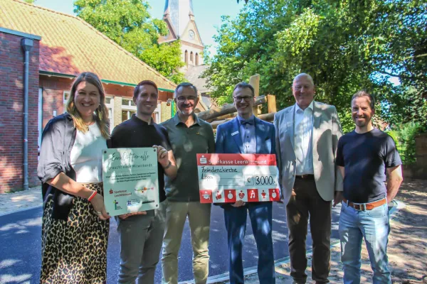 Bild: Ein Ort für alle –  Sponsoren-Treffen am neuen Spielgelände an der Friedenskirche