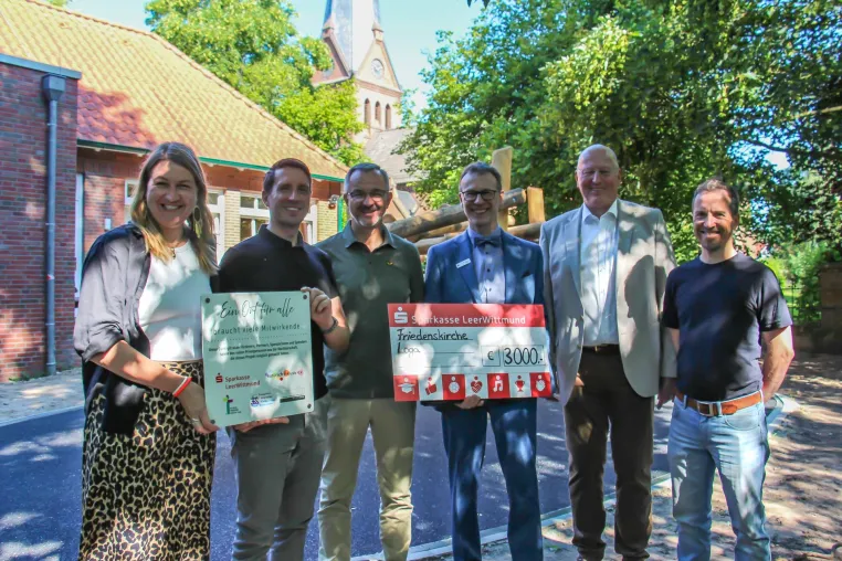 Bild: Ein Ort für alle –  Sponsoren-Treffen am neuen Spielgelände an der Friedenskirche