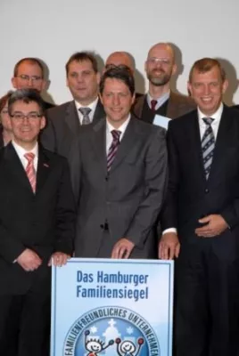 Bild: Prädikat: familienfreundlich – Hamburger Akademie für Fernstudien erhält „Hamburger Familiensiegel“