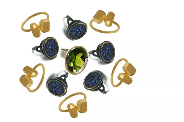 Bild: Schmuckkunst in Berlin - Ausstellung "crystals, klunker, dimestore diamonds"