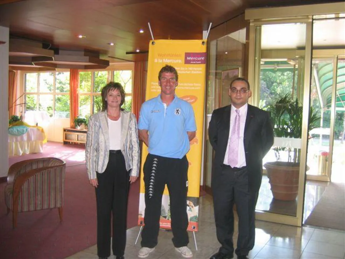 Taktisch gut aufgestellt: Löwen-Trainer Marco Kurz (Mitte) mit Hoteldirektorin Birgit Schott (links) und Empfangschef José Cantelli.