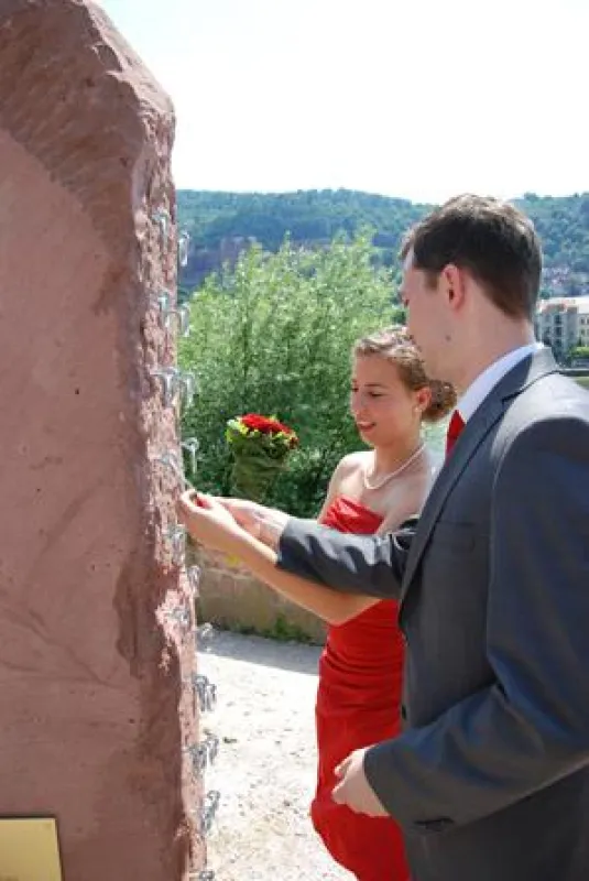 Hochzeitspaare gehen von der Trauung direkt zum Heidelberger Liebesstein.