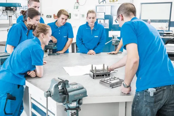Bild: Ausbildung auf hohem Niveau. Kramski GmbH investiert in Nachwuchskräfte