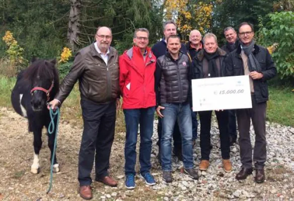 Zurich Führungskräfte spenden 15.000 Euro an die Stiftung Bunter Kreis in Augsburg Bild: Zurich Führungskräfte spenden 15.000 Euro an die Stiftung Bunter Kreis in Augsburg