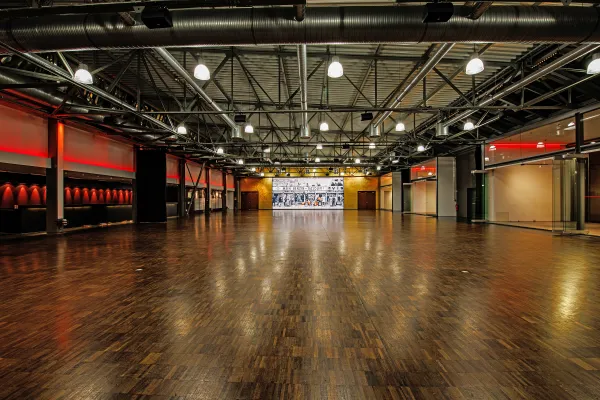 Bild: Im Rampenlicht der Motorworld Region Stuttgart: Die Legendenhalle