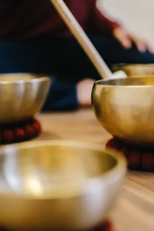 Klangschalenmassagen: Ein ganzheitliches Erlebnis für Körper und Geist Bild: Klangschalenmassagen: Ein ganzheitliches Erlebnis für Körper und Geist