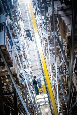 Bild: Regalbediengeräte und Fördertechnik auf Hochtouren gebracht 