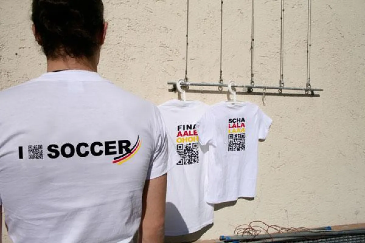 emma cott: Fußball-Shirts mit integriertem Fangesang
