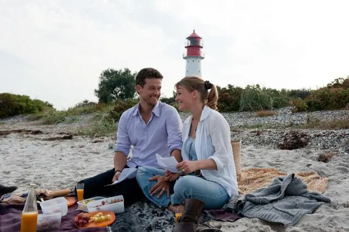 DER LANDARZT ist europaweit die erste klimaneutrale TV-Serie und erhält den Grünen Drehpass Bild: DER LANDARZT ist europaweit die erste klimaneutrale TV-Serie und erhält den Grünen Drehpass