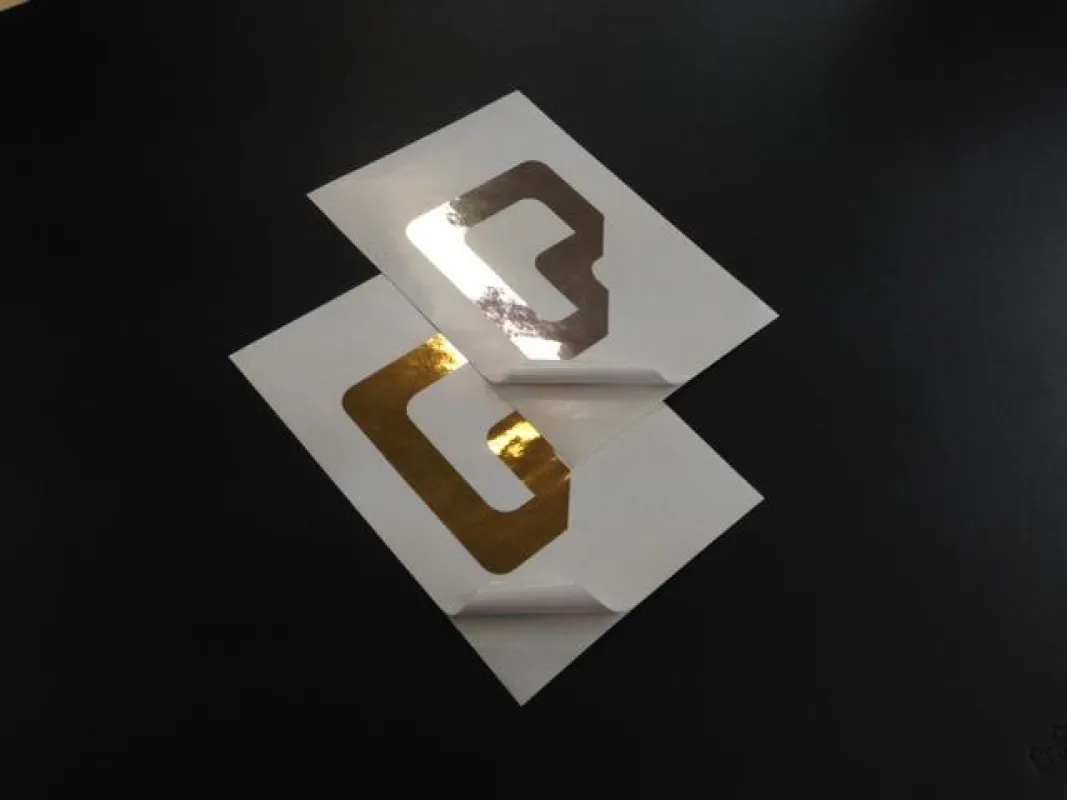 Aufkleber drucken mit digitale Heissfolie mit Gold- oder Silberfolie