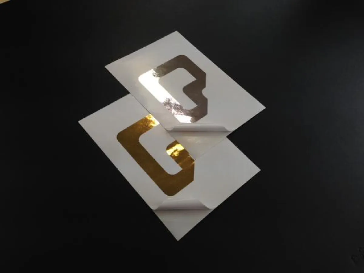 Aufkleber drucken mit digitale Heissfolie mit Gold- oder Silberfolie