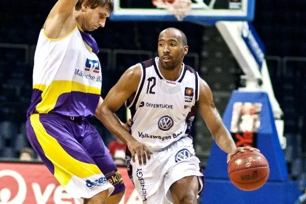 AutoVision GmbH neuer Business-Partner bei Basketball-Erstligist "New Yorker Phantoms" Bild: AutoVision GmbH neuer Business-Partner bei Basketball-Erstligist "New Yorker Phantoms"