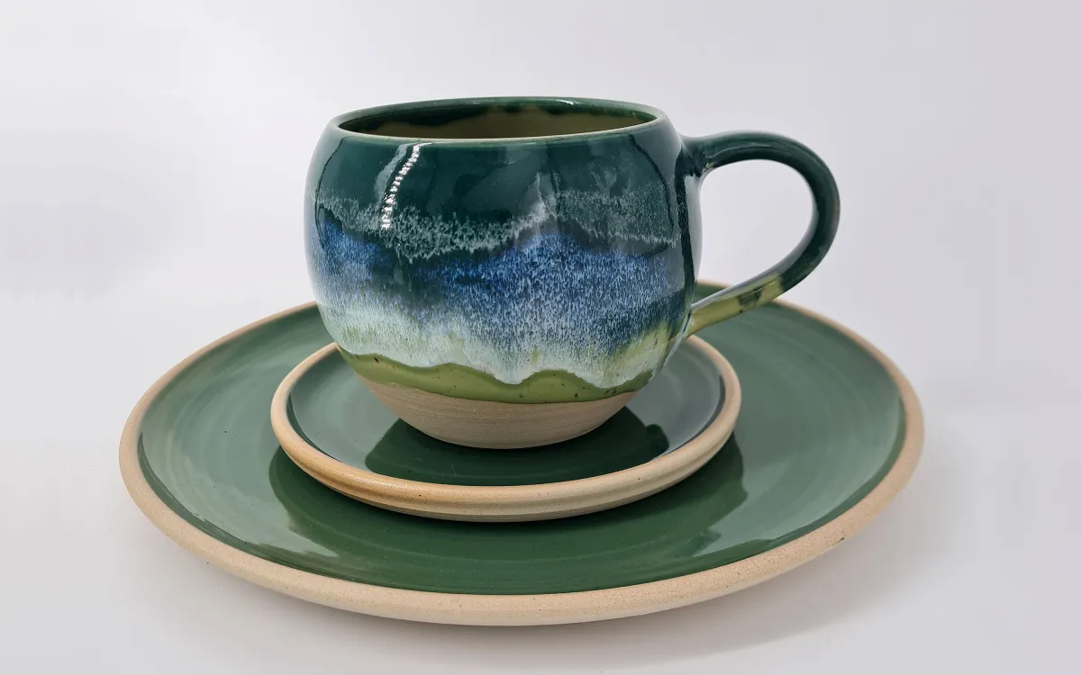Rose-Marie Nyqvist, Keramik Atelier Birkenhof, Tasse und Teller, Steinzeug, 2026 (© Rose-Marie Nyqvist)