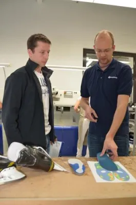 Bild: Michael Wolf mit Bauerfeind zur Eishockey WM 2012