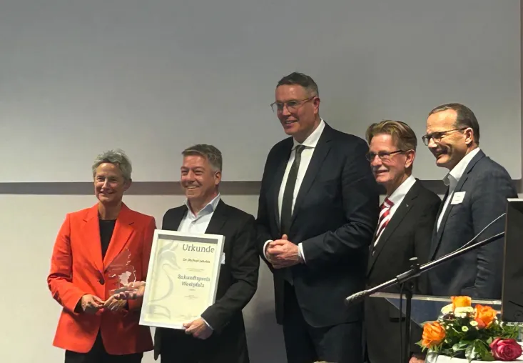 Westpfalz Award 2025: Zukunftspreis für bioökonomische Innovation geht an Dr. Michael Lakatos Bild: Westpfalz Award 2025: Zukunftspreis für bioökonomische Innovation geht an Dr. Michael Lakatos
