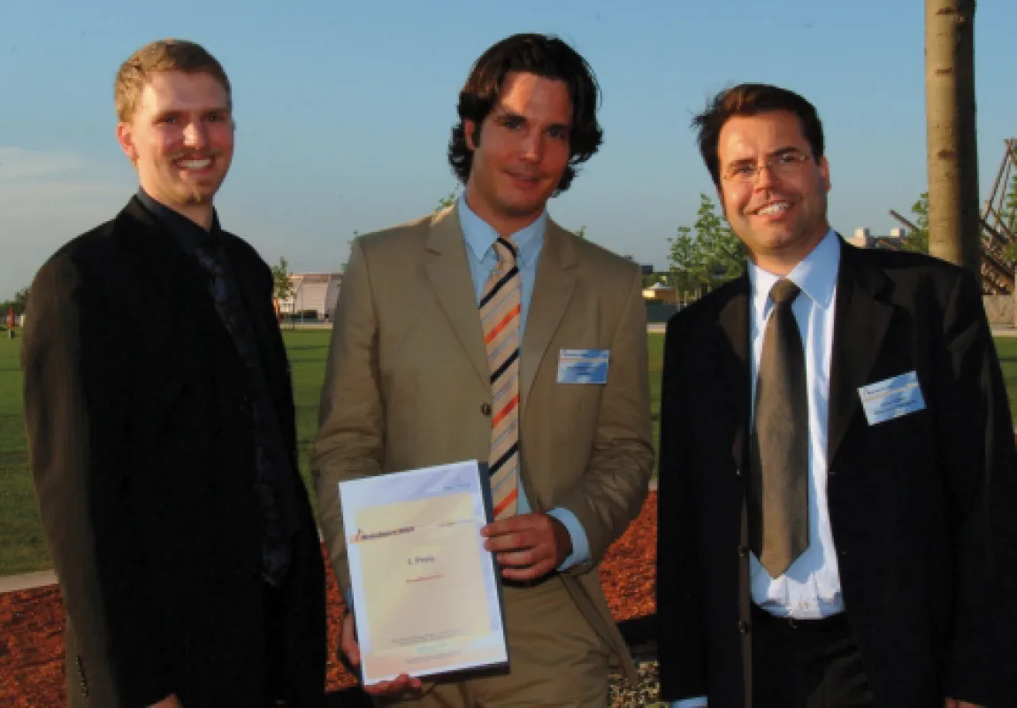(v.l.n.r.) Michael Vogl (acsence | branding & design), Niki Christian Nutsch (Gründer von ForesPoint) und Jury-Mitglied Rainer Kreifels (Wilmer Cutler Pickering Hale and Dorr LLP) bei der Preisverleih