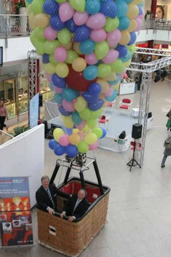 Fast wie im neuen Disney-Streifen: Hier geht?s nach ?oben?: Christian-Thomas Appel (links, SfH - Sponsoren für Hamburg) und Hans-Jörg Leske (Melloc Luftballons) sorgen kräftig für Aufwind für den gute