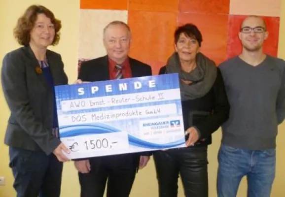 Bild: Umfrage für den guten Zweck: DQS Medizinprodukte GmbH spendet für AWO-Schulsozialarbeit