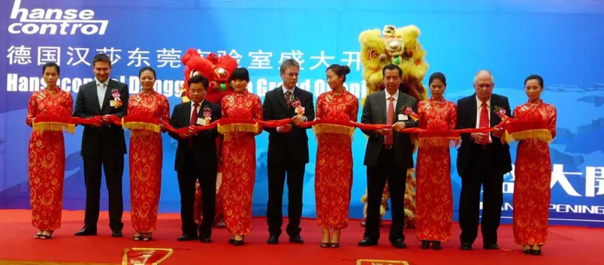 (v.l.) Michael Neiser, Leiter Chemielabore/Textilphysik Hansecontrol, He Shaotian, Parteivorsitzender Bezirk Liabou, Hartmut Meier, Geschäftsführer Hansecontrol, Louo Junwen, Bürgermeister Liabou, Kei