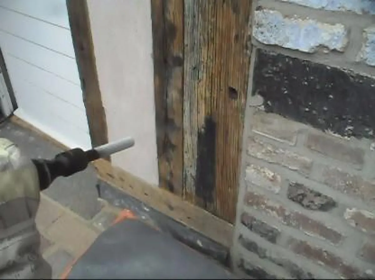 Entfernen alter Farb- und Teeranstriche