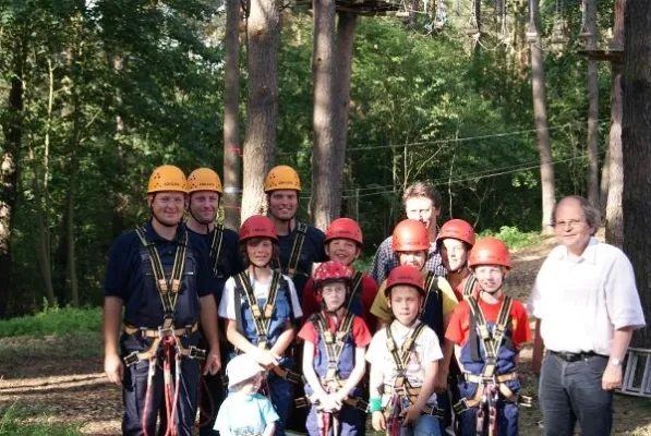 Bild: Jugendfeuerwehr Userin klettert im Waldseilgarten Havelberge