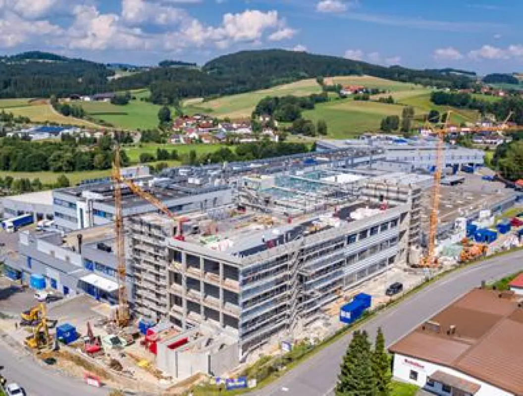 Ein Blick aus der Vogelperspektive auf den Neubau bei Rohde & Schwarz Teisnach.