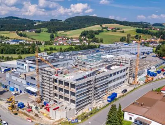 Hallenneubau bei Rohde & Schwarz Teisnach: Der Rohbau ist fertig Bild: Hallenneubau bei Rohde & Schwarz Teisnach: Der Rohbau ist fertig