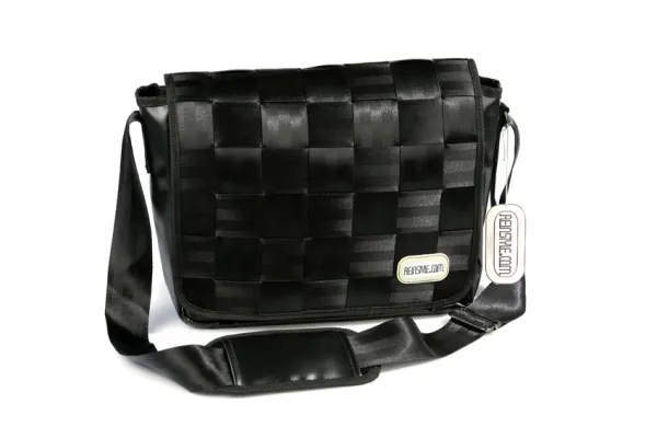 Bild: Neues Taschen Kult Label ReinStyle.com bringt Taschen aus Autogurten auf den Markt