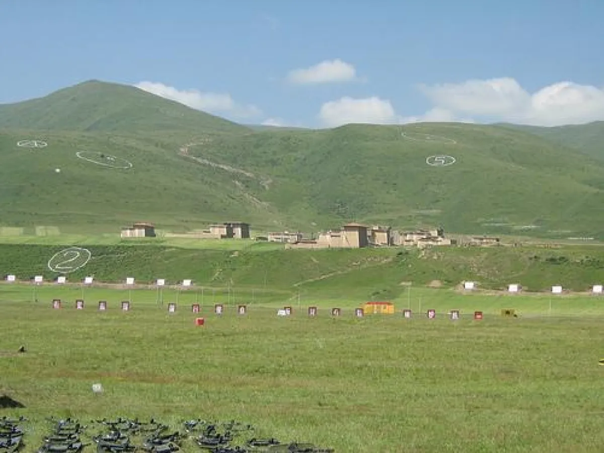 Militärischen Stellungen für die Übungen auf dem Grasland bei Ngaba