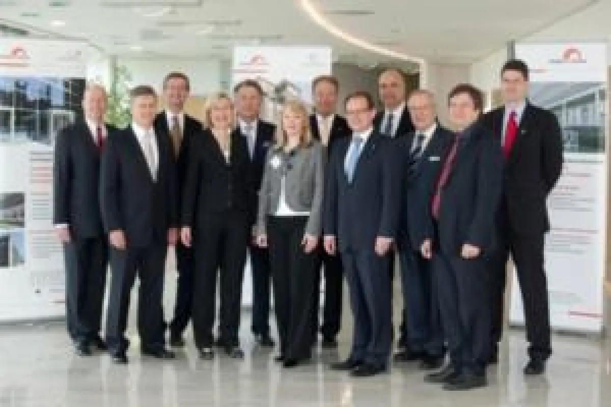 Über 25 Jahre TZDO freuen sich u.a.: B. Dressel, Präsident ADT Bundesverband (1.v.l.), G. Baranowski, Geschäftsführer TZDO GmbH (3.v.l.), U. Dolezych, Präsident IHK Dortmund (5.v.l.), O. Kentzler, Vor