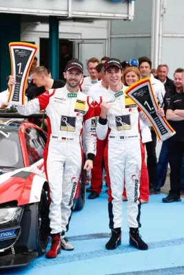 Bild: Slobodan Cvetkovic freut sich über den Sieg von Prosperia C. Abt Racing bei den ADAC GT Masters 2014